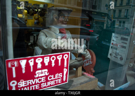 Paris, Frankreich - Juli 05, 2018 Schlüssel Produktion Werkstatt in Paris Stockfoto