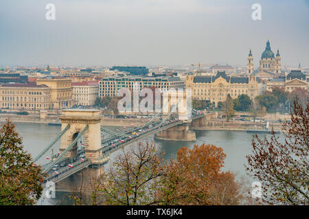 Nachmittag Luftaufnahme der berühmte Széchenyi Kettenbrücke mit Four Seasons Hotel Gresham Palace Budapest, Ungarn Stockfoto