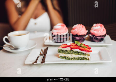 Köstliche Erdbeere cupcakes serviert auf weißer Keramik Teller. Stockfoto