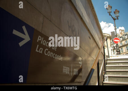 Paris, Frankreich, 06.Juli 2018: Ansicht von Unten auf die Ausfahrt von der Metrostation Concord Platz in Paris Stockfoto