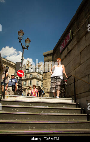 Paris, Frankreich, 06.Juli 2018: Ansicht von Unten auf die Menge der Touristen und verlassen Sie die U-Bahn zum Place de la Concorde in Paris. Stockfoto