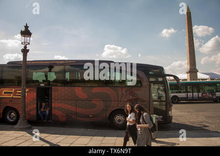 Paris, Frankreich, 06.Juli 2018: Touristenbus und der Obelisk von Luxor in Place de la Concorde in Paris. Stockfoto