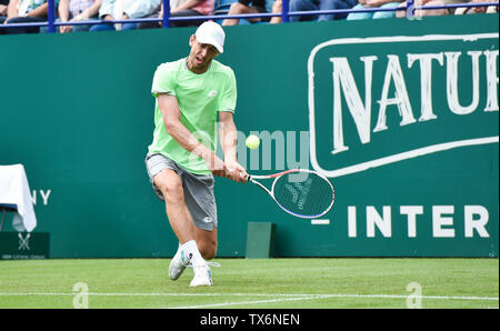 Eastbourne, Großbritannien. 24. Juni, 2019. John millman von Australien in Aktion während seiner Niederlage zu Fernando Verdasco aus Spanien in ihrem Match im Nature Valley internationalen Tennisturnier in Devonshire Park in Eastbourne statt. Foto: Simon Dack/Alamy leben Nachrichten Stockfoto