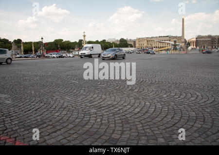 Paris, Frankreich, 06.Juli 2018: Blick auf den Place de la Concorde und Autos in die Pont de la Concorde in Paris. Stockfoto