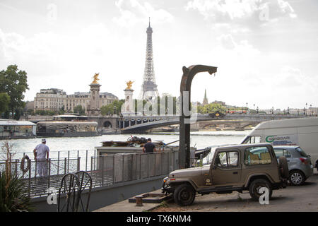 Paris, Frankreich, 06.Juli 2018: Parkplatz, Binnenschiff und Alexander die dritte Brücke auf dem Hintergrund der Eiffelturm in Paris. Stockfoto
