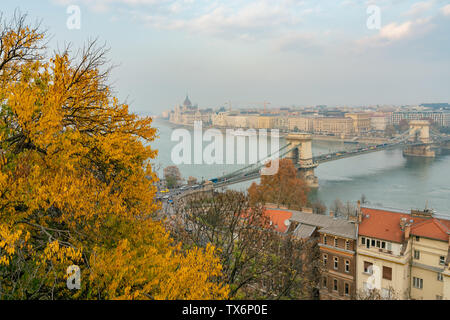 Nachmittag Luftaufnahme der berühmte Széchenyi Kettenbrücke mit Four Seasons Hotel Gresham Palace Budapest, Ungarn Stockfoto