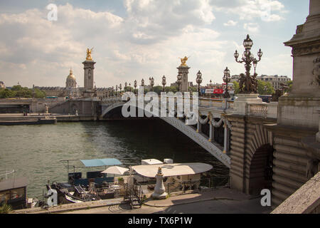 Paris, Frankreich, 06.Juli 2018: Ansicht der Alexander die dritte Brücke über den Invalidendom in Paris Stockfoto