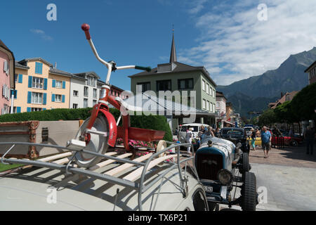 Bad Ragaz, SG/Schweiz - vom 23. Juni 2019: Rennfahrer und Gäste genießen die Oldtimer auto Ausstellung und rennen Wettbewerben an der 9. jährlichen Heidiland Cla Stockfoto