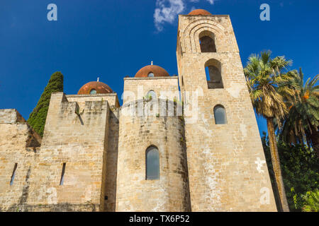 Palermo Sizilien berühmten arabischen Kirche San Giovanni degli Eremiti, historische Fassade mit Glockenturm und Palmen Stockfoto