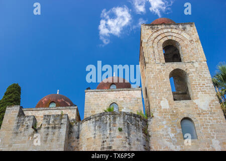 Historische Sehenswürdigkeiten Kirche San Giovanni degli Eremiti in Palermo Sizilien, in der Nähe der arabischen Fassade und Glockenturm mit roten Kuppeln Stockfoto