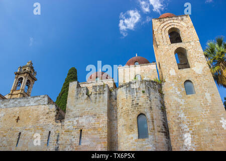 Das historische Erbe der Kirche San Giovanni degli Eremiti in arabischer Architektur, alte Fassade und Glockenturm in gelben Backsteinen Stockfoto