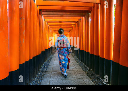 Asiatische Frauen in der traditionellen japanischen Kimonos an Fushimi Inari Schrein in Kyoto, Japan. Stockfoto