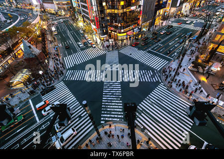 Luftaufnahme der Kreuzung in Ginza, Tokyo, Japan bei Nacht. Stockfoto