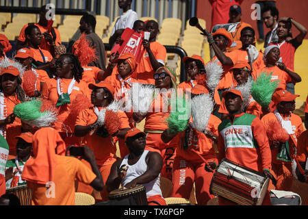 Kairo, Ägypten. 24. Juni, 2019. Elfenbeinküste Anhänger jubeln in der steht vor dem Beginn der 2019 Afrika Cup Gruppe D Fußballspiel zwischen Südafrika und der Elfenbeinküste an al-salam Stadion. Credit: Omar Zoheiry/dpa/Alamy leben Nachrichten Stockfoto