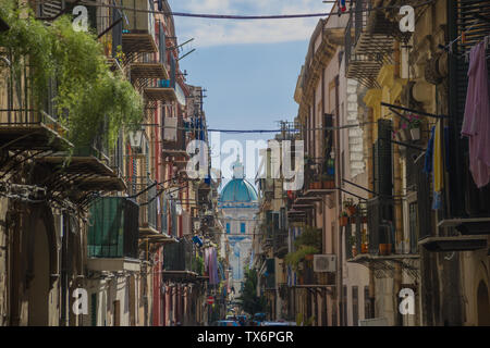 Schmalen alten street view in Palermo Sizilien mit traditionellen Häusern und balconie und weitem Blick auf Kirche San Matteo Stockfoto