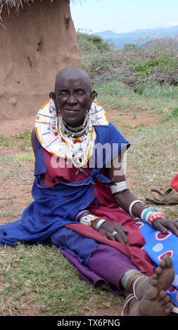 Kilimnjaro Olpopongi, Provinz/Tansania: 29. Dezember 2015: Tansania Masai tribeswoman in traditioneller Kleidung in Olpopongi Cultural Village Stockfoto