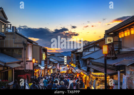 KYOTO, Japan - 31. MÄRZ 2019: touristische Wanderungen in Kyoto, Japan. Stockfoto