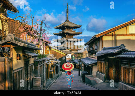 Asiatische Frau mit traditionellen japanischen kimono im Yasaka Pagode und Sannen Zaka Straße in Kyoto, Japan. Stockfoto