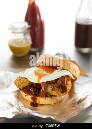 Zog Schweinefleisch und Hash Browns Frühstück roll Stockfoto