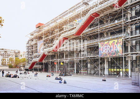 PARIS, Frankreich, 24. Oktober 2017: Fassade des Centre Georges Pompidou - Museum für moderne Kunst, wurde im Stil von High-tech-Architektur Stockfoto