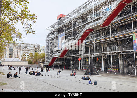 PARIS, Frankreich, 24. Oktober 2017: Fassade des Centre Georges Pompidou - Museum für moderne Kunst, wurde im Stil von High-tech-Architektur Stockfoto