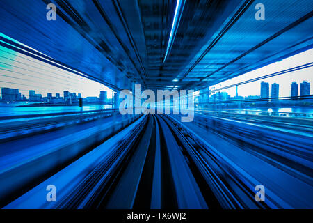 Motion Blur von automatischen Zug in Bewegung im Tunnel in Tokio, Japan. Stockfoto