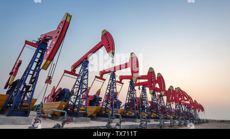 Öl-rig von Ölfeld Tag und Nacht Stockfoto