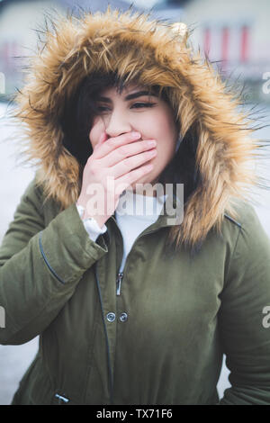 Junge kaukasier Frau mit Gesicht mit hand-expressive, Jugend, fröhlichen Stockfoto