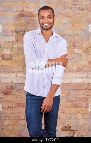 Portrait Of Happy gutaussehenden jungen Mann in einem weißen Hemd. Stockfoto