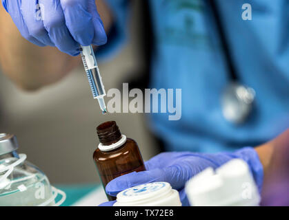 Krankenschwester versorgt dropper Medikation in einem Krankenhaus, konzeptionelle Bild Stockfoto