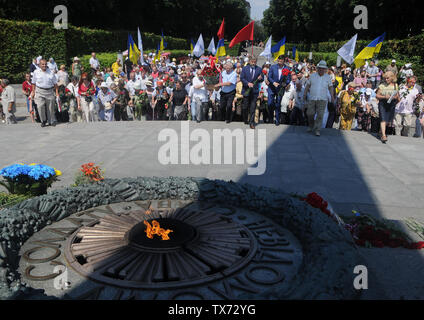 Kiew, Ukraine. 22. Juni, 2019. Ein Blick auf die Ewige Flamme während der kranzniederlegung Zeremonie am Grab des unbekannten Soldaten am Tag der Trauer und des Gedenkens für die Opfer des Krieges in Kiew. Credit: Alexey Ivanov/SOPA Images/ZUMA Draht/Alamy leben Nachrichten Stockfoto