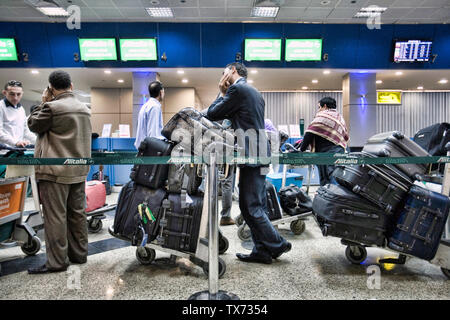 Menschen Schlange, um Check-in Gepäck am Flughafen von Kairo Stockfoto