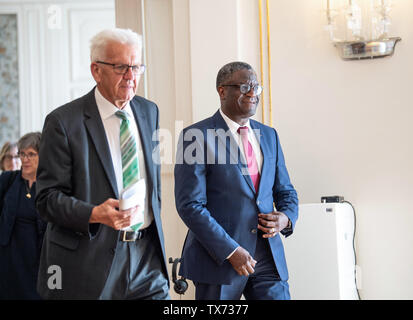 24. Juni 2019, Baden-Württemberg, Tübingen: Denis Mukwege (r), der Friedensnobelpreisträger von 2018, und Winfried Kretschmann (Bündnis 90/Die Grünen), Ministerpräsident des Landes Baden-Württemberg, kommen nach der Berechnung des Staatsministeriums in der Villa Reitzenstein. Der gynäkologe Mukwege den Friedensnobelpreis im Jahr 2018 für sein Engagement für die Rechte der Frauen in der Demokratischen Republik Kongo erhalten. Foto: Fabian Sommer/dpa Stockfoto