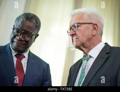 24. Juni 2019, Baden-Württemberg, Tübingen: Denis Mukwege (l), Friedensnobelpreisträger von 2018, und Winfried Kretschmann (Bündnis 90/Die Grünen), Ministerpräsident des Landes Baden-Württemberg, stand im Staatsministerium in der Villa Reitzenstein. Der gynäkologe Mukwege den Friedensnobelpreis im Jahr 2018 für sein Engagement für die Rechte der Frauen in der Demokratischen Republik Kongo erhalten. Foto: Fabian Sommer/dpa Stockfoto