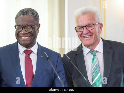 24. Juni 2019, Baden-Württemberg, Tübingen: Denis Mukwege (l), Friedensnobelpreisträger von 2018, und Winfried Kretschmann (Bündnis 90/Die Grünen), Ministerpräsident des Landes Baden-Württemberg, stand im Staatsministerium in der Villa Reitzenstein. Der gynäkologe Mukwege den Friedensnobelpreis im Jahr 2018 für sein Engagement für die Rechte der Frauen in der Demokratischen Republik Kongo erhalten. Foto: Fabian Sommer/dpa Stockfoto