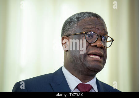 24. Juni 2019, Baden-Württemberg, Tübingen: Denis Mukwege, Friedensnobelpreisträger von 2018, steht in der Staatsministeriums in der Villa Reitzenstein. Der gynäkologe Mukwege den Friedensnobelpreis im Jahr 2018 für sein Engagement für die Rechte der Frauen in der Demokratischen Republik Kongo erhalten. Foto: Fabian Sommer/dpa Stockfoto