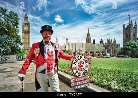 Halten des Pfund-Koalition-Vertreters in der Parliament Square London England Großbritannien UK Stockfoto