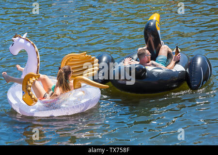 Spaß auf aufblasbaren Einhorn aufblasbare und aufblasbare Toucan auf Dorset Beiboot Tag an Iford entlang des Flusses Stour zu Tuckton, Dorset UK gehen im Juni Stockfoto