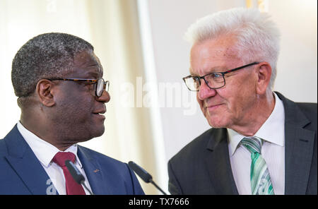 24. Juni 2019, Baden-Württemberg, Tübingen: Denis Mukwege (l), Friedensnobelpreisträger von 2018, und Winfried Kretschmann (Bündnis 90/Die Grünen), Ministerpräsident des Landes Baden-Württemberg, stand im Staatsministerium in der Villa Reitzenstein. Der gynäkologe Mukwege den Friedensnobelpreis im Jahr 2018 für sein Engagement für die Rechte der Frauen in der Demokratischen Republik Kongo erhalten. Foto: Fabian Sommer/dpa Stockfoto