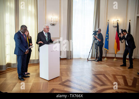 24. Juni 2019, Baden-Württemberg, Tübingen: Denis Mukwege (l), Friedensnobelpreisträger von 2018, und Winfried Kretschmann (Bündnis 90/Die Grünen), Ministerpräsident des Landes Baden-Württemberg, stand im Staatsministerium in der Villa Reitzenstein. Der gynäkologe Mukwege den Friedensnobelpreis im Jahr 2018 für sein Engagement für die Rechte der Frauen in der Demokratischen Republik Kongo erhalten. Foto: Fabian Sommer/dpa Stockfoto