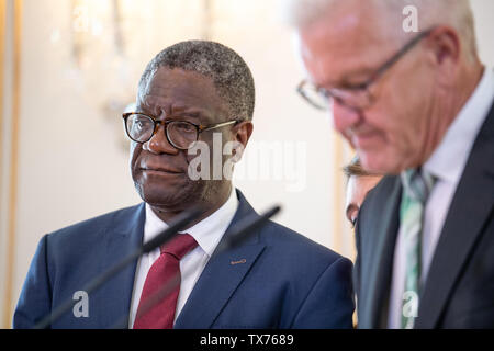 24. Juni 2019, Baden-Württemberg, Tübingen: Denis Mukwege (l), Friedensnobelpreisträger von 2018, und Winfried Kretschmann (Bündnis 90/Die Grünen), Ministerpräsident des Landes Baden-Württemberg, stand im Staatsministerium in der Villa Reitzenstein. Der gynäkologe Mukwege den Friedensnobelpreis im Jahr 2018 für sein Engagement für die Rechte der Frauen in der Demokratischen Republik Kongo erhalten. Foto: Fabian Sommer/dpa Stockfoto