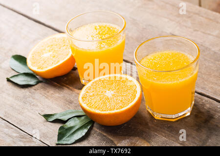 Frisch gepressten Orangensaft und frischen Orangen. Stockfoto