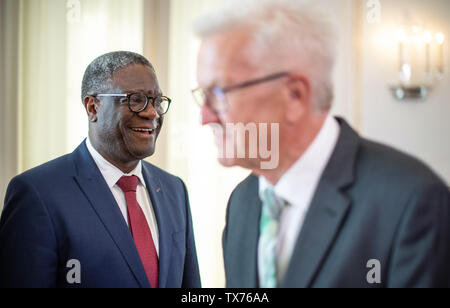 24. Juni 2019, Baden-Württemberg, Tübingen: Denis Mukwege (l), Friedensnobelpreisträger von 2018, und Winfried Kretschmann (Bündnis 90/Die Grünen), Ministerpräsident des Landes Baden-Württemberg, stand im Staatsministerium in der Villa Reitzenstein. Der gynäkologe Mukwege den Friedensnobelpreis im Jahr 2018 für sein Engagement für die Rechte der Frauen in der Demokratischen Republik Kongo erhalten. Foto: Fabian Sommer/dpa Stockfoto