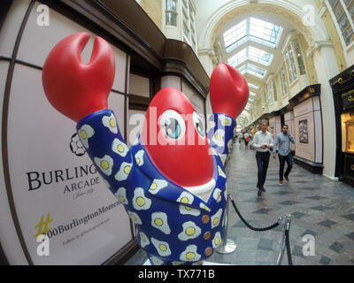 London, Großbritannien. 24. Juni 2019. Ein Werk namens "Hummer Skulptur', 2018, von Philip Colbert in Burlington Arcade im Rahmen der bevorstehenden Mayfair Kunst Wochenende (28. Juni - 30. Juni 2019). Credit: Stephen Chung/Alamy leben Nachrichten Stockfoto