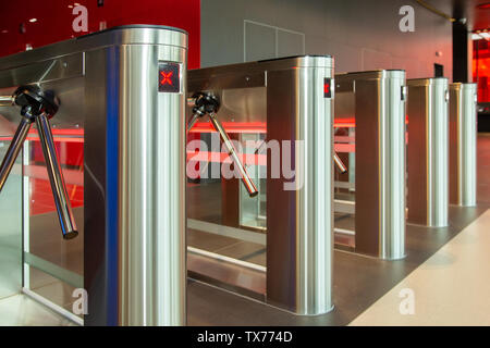 Security Office Center. Drehkreuz mit Kartenleser. Elektronische Checkpoint mit einem Drehkreuz in das Office Center. Drehkreuz Spinner. Stockfoto