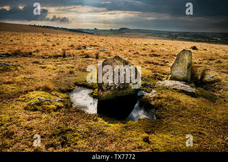 Bodmin Moor nach Sturm, dunklen Himmel Sonne durch auf Granit Steine und Pfützen auf Bodmin Moor brechen, Stockfoto