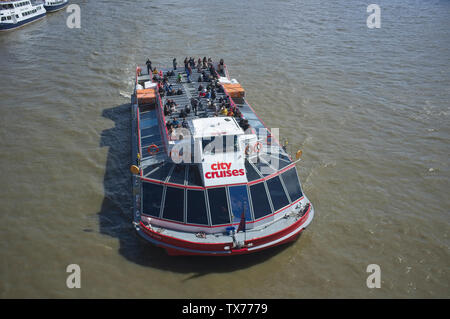 City Cruises Boot auf der Themse in London. Stockfoto