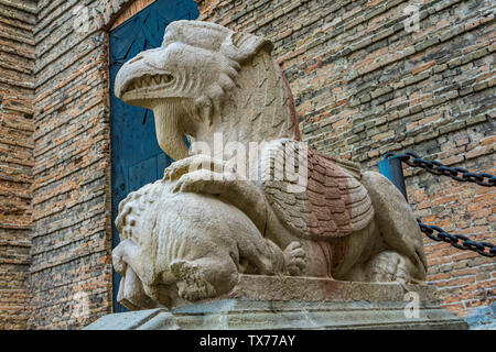 Detail der Griffin am Eingang der St. Justina Basilika, Padua, Italien Stockfoto