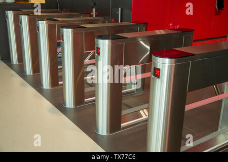 Security Office Center. Drehkreuz mit Kartenleser. Elektronische Checkpoint mit einem Drehkreuz in das Office Center. Drehkreuz Spinner. Stockfoto