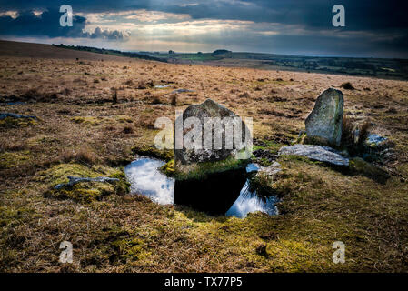 Bodmin Moor nach Sturm, dunklen Himmel Sonne durch auf Granit Steine und Pfützen auf Bodmin Moor brechen, Stockfoto